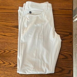 Mizzen+Main Helmsman 5 pocket pant. Color- Light Gray Solid Size- 32W 32L.